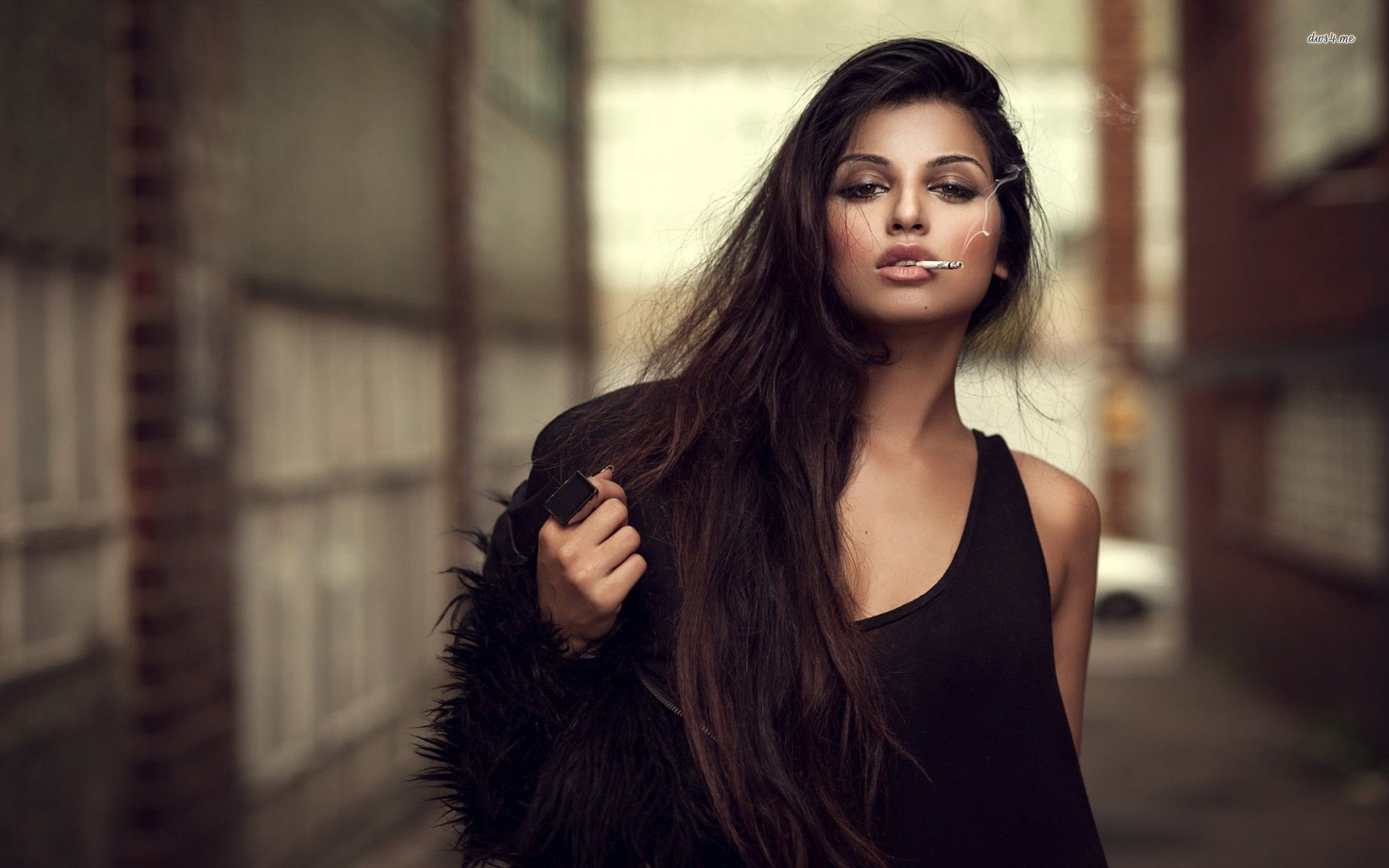 A playful frame from Sassy girls — online in Curitiba