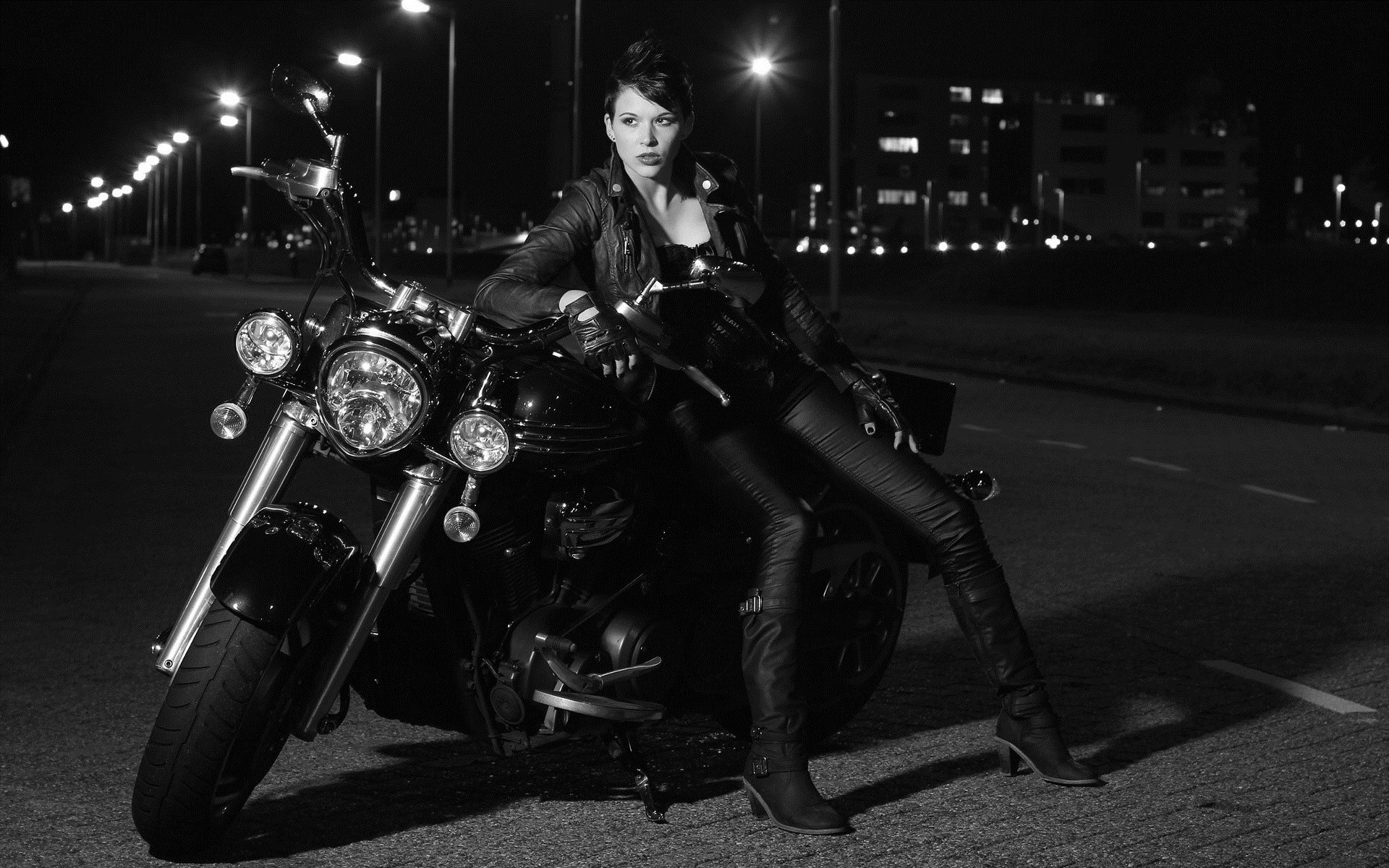 Photo Beautiful girls and motorcycles in Curitiba